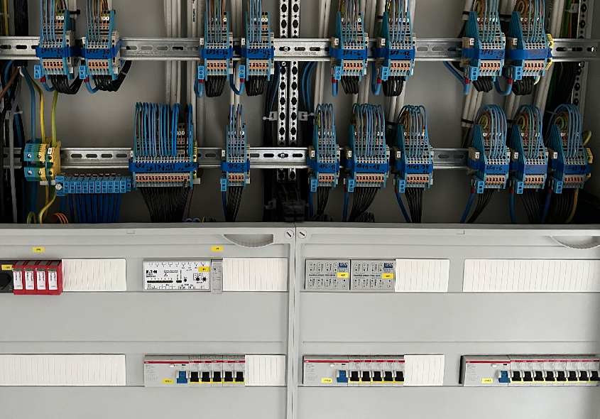 Thermografie-Aufnahme eines Schaltschranks mit sichtbarem Hotspot